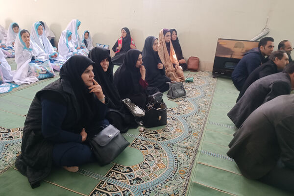 لحظه‌های ناب بندگی در نماز جماعت دانش‌آموزان آباده