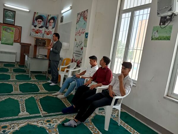 حضور جمعی از اعضای دبیرستان نمونه آیت‌الله خامنه‌ای در مدرسه نمونه دانش