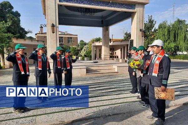 استقبال دانش‌آموزان پیشتاز از فرمانده سپاه استان تهران در اداره کل آموزش و پرورش شهرستانهای تهران
