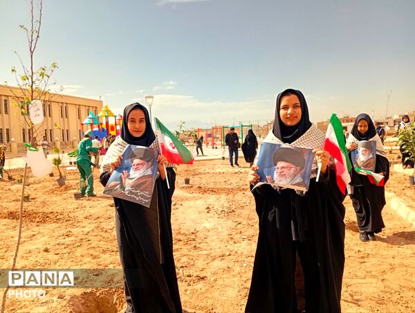 دانش‌آموزان دبیرستان عفت در کاشت ۱۰۰۰ درخت شریک شدند