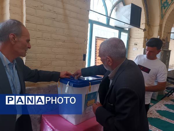 حضور مسئولان، مردم و رای اولی‌های چناران پای صندوق‌های رای در میدان انتخابات 