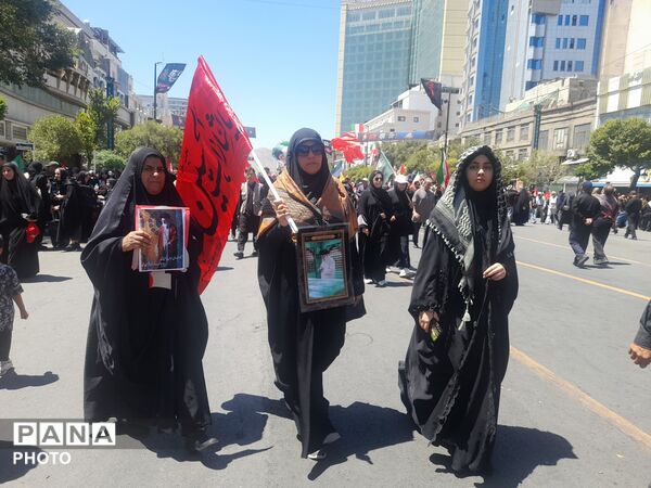 برافراشتن پرچم های خونخواهی و یالثارت الخامنه ای توسط مردم همیشه در صحنه مشهد مقدس 