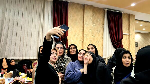 جشن فارغ‌التحصیلی دانش‌آموزان دختر بروجنی