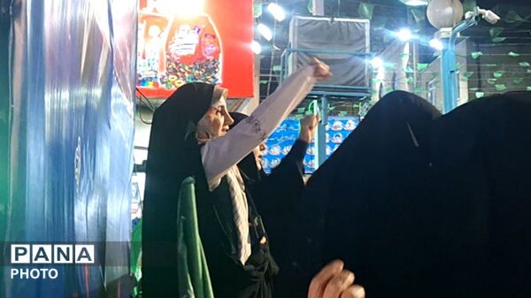 آیین استقبال از دختر ایران مهدیه اسفندیاری در امام‌زاده حسن(ع) کرج