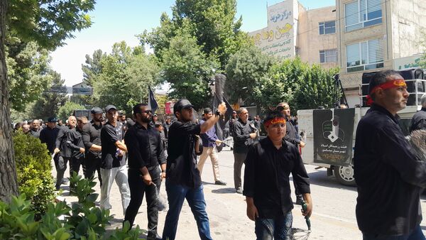 مراسم زنجیر زنی و سینه زنی به مناسبت سالگرد رحلت امام در نیشابور 