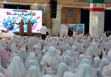 مراسم جشن تکلیف دانش‌آموزان دختر منطقه کهریزک با عنوان«در آغوش خدا»