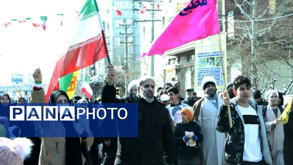 راهپیمایی یوم‌الله ۲۲بهمن با حضور پرشور مردم در استان البرز