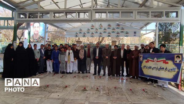 گلباران مزار شهدا به‌مناسبت آغاز هفته کانون‌های فرهنگی و تربیتی در قم