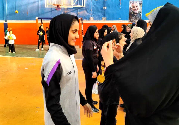 تقدیر از دختران برگزیده مسابقات ورزشی در شهر جعفریه قم