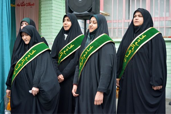 حضور خادمان رضوی در مدرسه قدر بهارستان‌دو