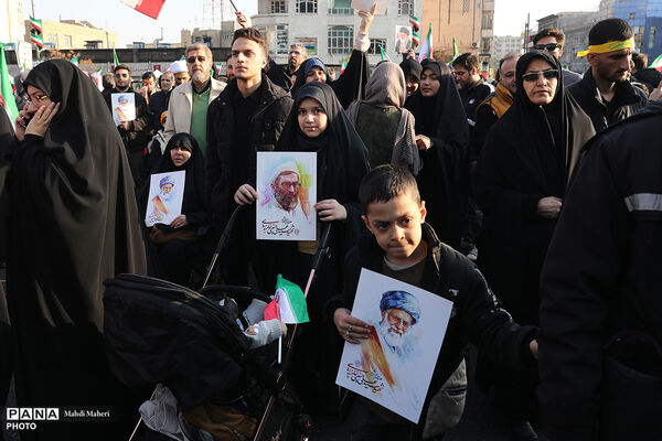 مراسم بیعت با سومین رهبر انقلاب در تهران - 2
