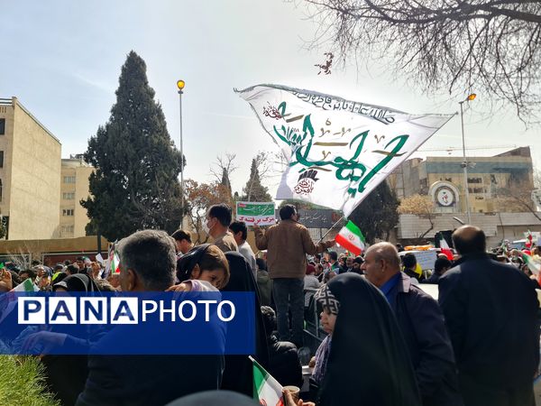 جلوه‌ای از وحدت و همدلی در راهپیمایی ۲۲ بهمن