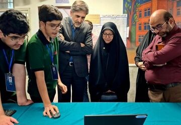 میزبانی از نخبگان و مسئولان در نمایشگاه پژوهشی «فانوس» علامه حلی ۲