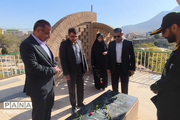 تجدید میثاق با خون شهدا؛ گلباران گلزار شهدای فیروزکوه همزمان با هفته دفاع مقدس