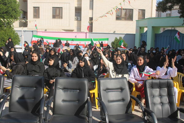 جشن دهه فجر انقلاب اسلامی در دبیرستان رضوان شهرستان بوشهر