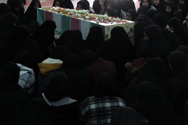 در زمین، گمنام اما در آسمان، خوشنام