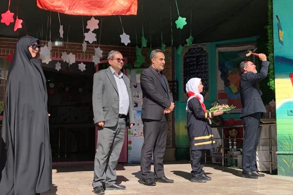 نواختن زنگ مصباح الهدی توسط مدیر آموزش و پرورش ناحیه 2 شهرری در دبستان طواف و معماریان 