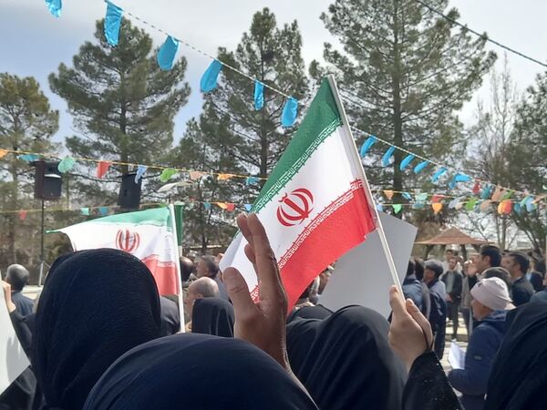 جلوه‌ای از همراهی اقشار مختلف مردم در راهپیمایی سالروز انقلاب بختگان