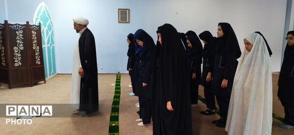 اولین مراسم نماز جماعت سال تحصیلی جدید در دبیرستان فرهنگیان 