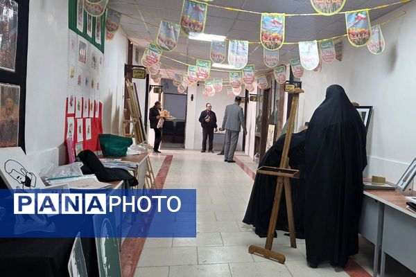 آماده‌سازی آثار هنرجویان در نمایشگاه دهه فجر رباط‌کریم