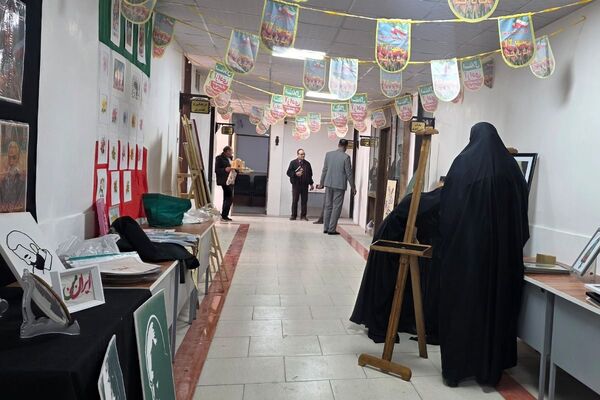 آماده‌سازی آثار هنرجویان در نمایشگاه دهه فجر رباط‌کریم