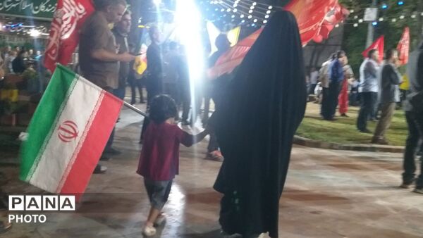 میدان شهر زیر پرچم ایران؛ مردم پای آرمان‌های وطن