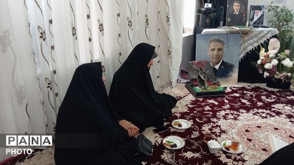 دیدار بانوان بسیجی پایگاه‌های رزق آباد و فرگ با خانواده شهید مرادپور
