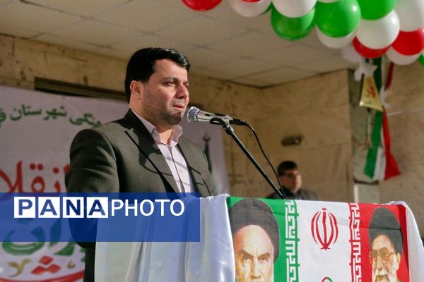 آیین نواخته شدن زنگ انقلاب اسلامی در مدرسه آیت‌الله خامنه‌ای قرچک