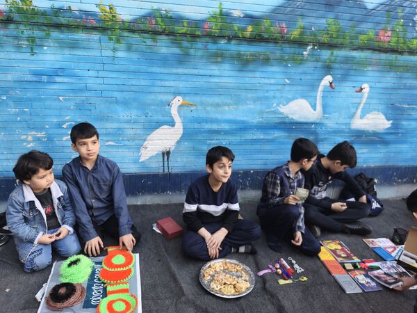  بازارچه دانش آموزی به مناسبت سالگرد پیروزی انقلاب اسلامی در دبستان پسرانه پاسدارن ناحیه ۳