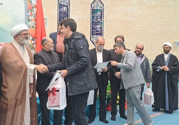 تقدیر از نوجوانان برگزیده قرآنی ناحیه 4 آموزش و پرورش قم