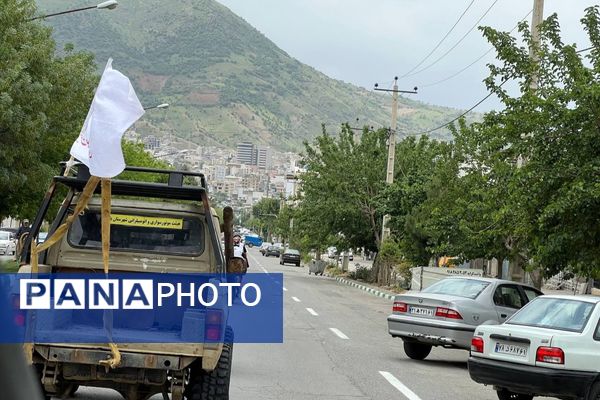 رژه باشکوه خودروهای امدادی به‌مناسبت هفته هلال‌احمر در بانه