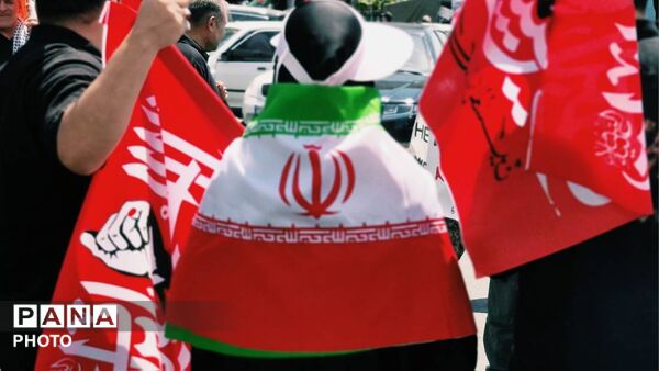 حضور گسترده مردم در مراسم تشییع رهبر شهید در میدان ولیعصر
