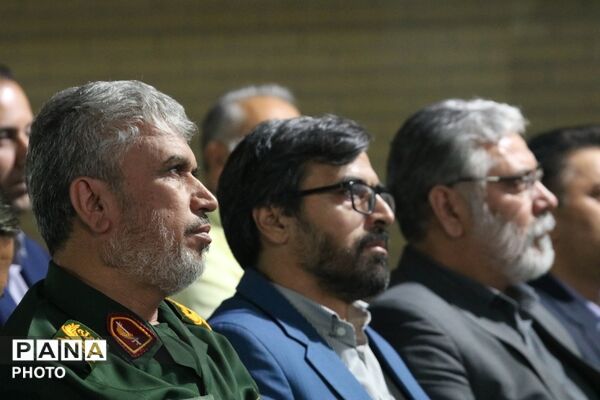 لاله‌های آسمانی در دبستان دخترانه حسین فاطمه یزد شکوفا شدند