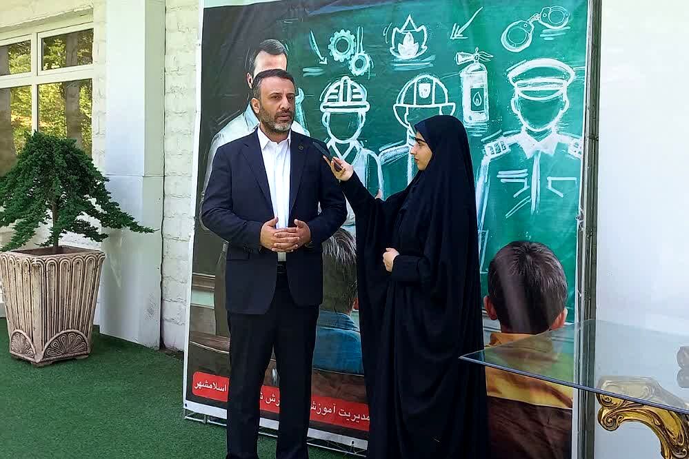 تجلیل از مدیران و معلمان نمونه مدارس غیردولتی شهرستان اسلامشهر 