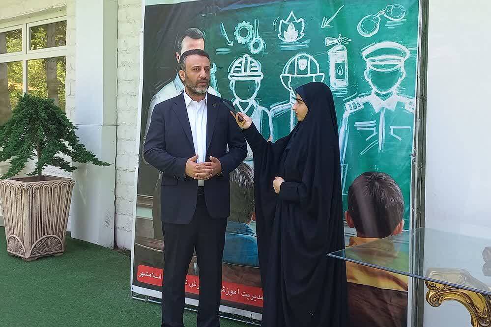 تجلیل از مدیران و معلمان نمونه مدارس غیردولتی شهرستان اسلامشهر 