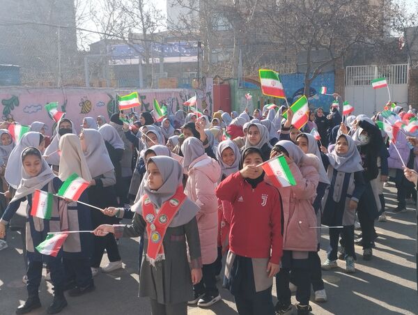 نواختن زنگ انقلاب در مدرسه انقلاب اسلامی ناحیه پنج 