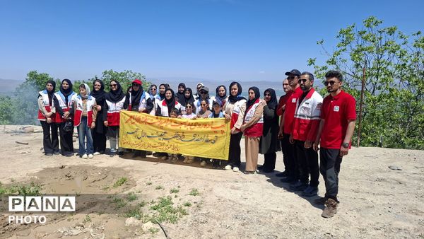 پیاده‌روی اعضای هلال احمر در روستای کشانک