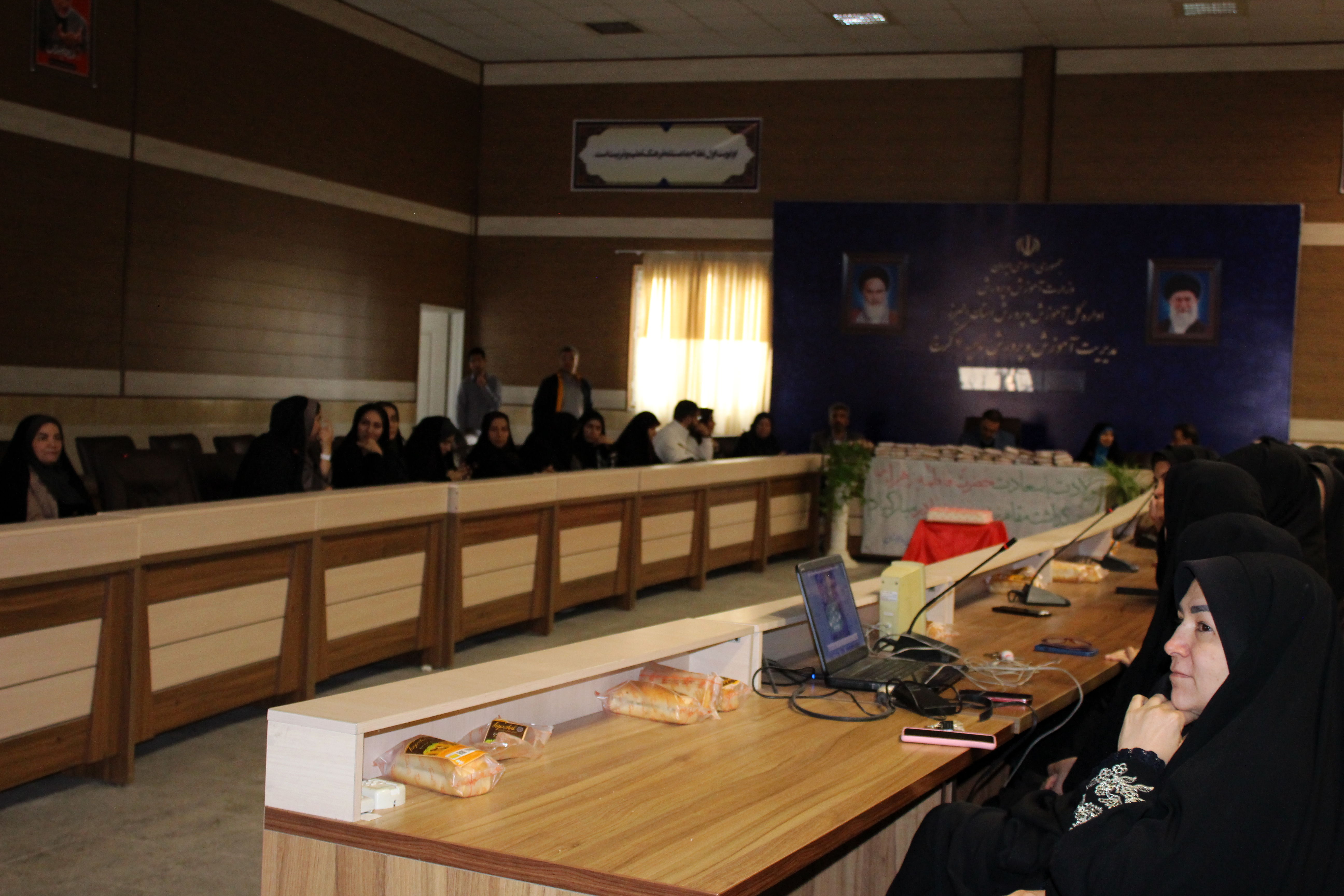 مراسم قدردانی از مهین باقری مجدی بانوی موفق به مناسبت روز زن و روز مادر در اداره آموزش و پرورش ناحیه 4 کرج