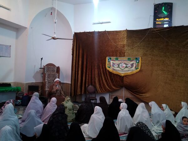 مراسم معنوی اعتکاف دانش‌آموزان دختر ابرکوهی در مسجد بقیه الله