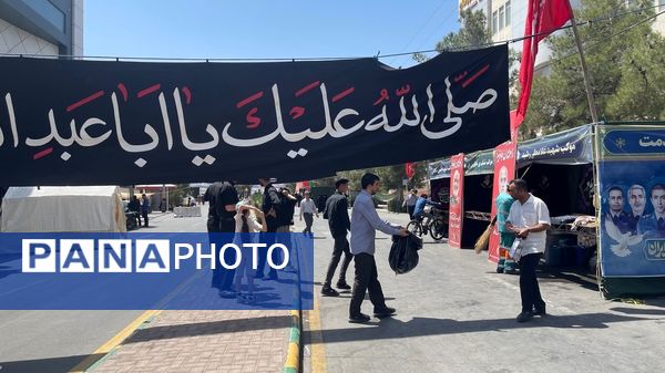 بازآفرینی مسیر عشق؛ جاماندگان اربعین در شبیه‌سازی مواکب نجف تا کربلا گردهم آمدند‌.