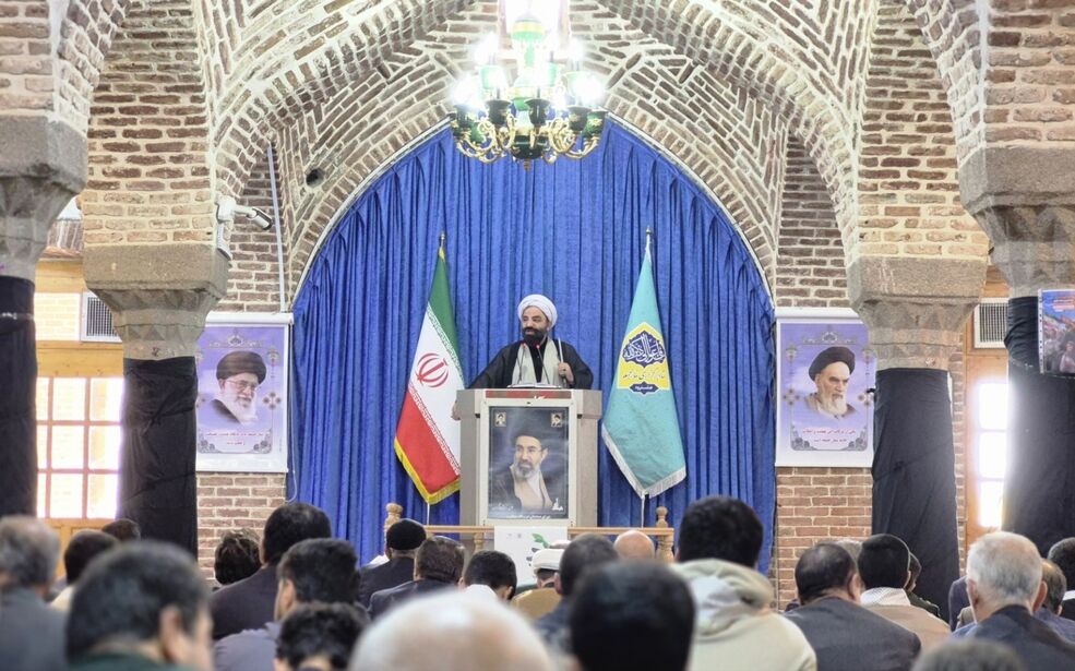 حضور نوجوانان هشترودی به مناسبت هفته بسیج دانش‌آموزی در نماز جمعه