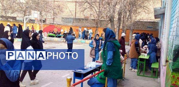 بازارچه دانش‌آموزی کسب در آمد در دبیرستان میثاق منطقه تبادکان مشهد