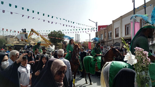 عشق و ارادت زائران حضرت معصومه(س) در قالب کاروان نمادین ورود ایشان به قم