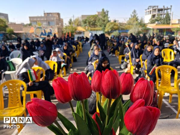 نواخته شدن زنگ آغاز سال تحصیلی در دبیرستان نمونه وکیلی ۱۰