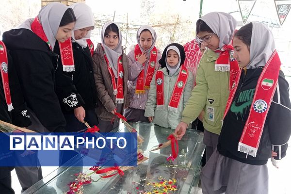 تجدید میثاق دانش‌آموزان پیشتاز ناحیه دو شهرری با امام و شهدا 