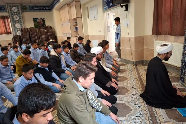 برپایی نماز جماعت در مدرسه انصارالمهدی قرچک 