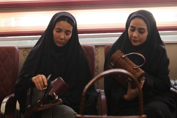 هنرستانی‌ها در نقش تولید کننده، دوخت لباس فرم دانش‌آموزان به دست هنرستانی‌های قدس