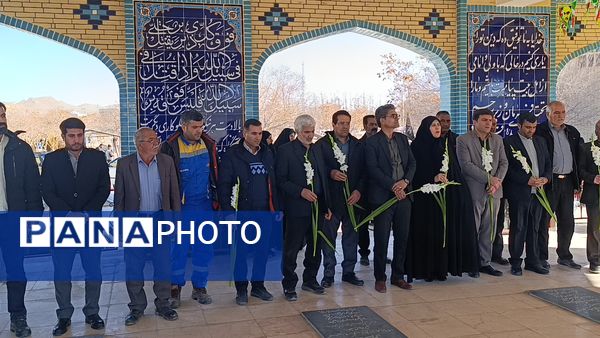 گلباران قبور شهدای شهر سفیددشت به مناسبت دهه فجر