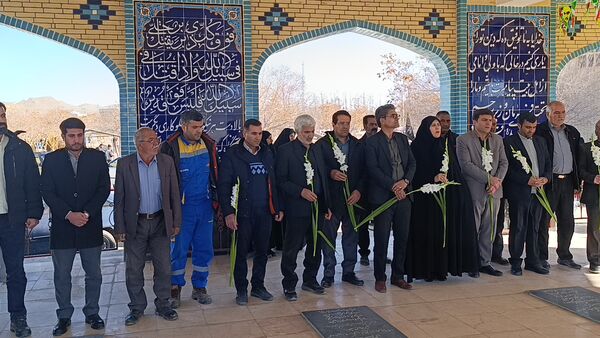 گلباران قبور شهدای شهر سفیددشت به مناسبت دهه فجر