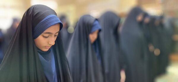اقامه نماز جماعت مادر و دختری در مدارس انزلی